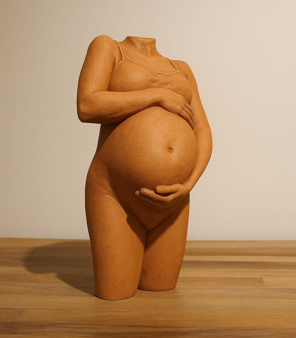 Escultura de embarazo – Acabado color arcilla