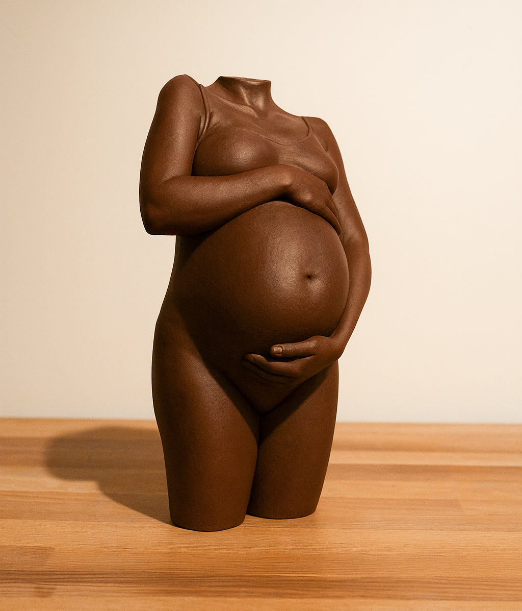 Escultura de embarazo – Acabado color arcilla oscura